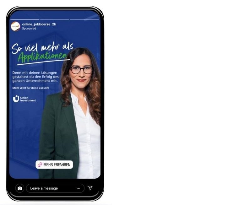 Das Bild zeigt eine Instagram Story von „online_jobsberlin.de“. Es enthält Text, der besagt: "So viel mehr als Applikationen", "Denn mit deinen Lösungen gestaltest du den Erfolg des ganzen Unternehmens mit" und "Mehr über deine Zukunft". Am unteren Rand des Bildes gibt es eine Schaltfläche mit der Aufschrift "MEHR ERFAHREN". Das Logo von "online jobs berlin.de" ist ebenfalls vorhanden, zusammen mit dem Symbol "UNSER VERMÄCHTNIS".