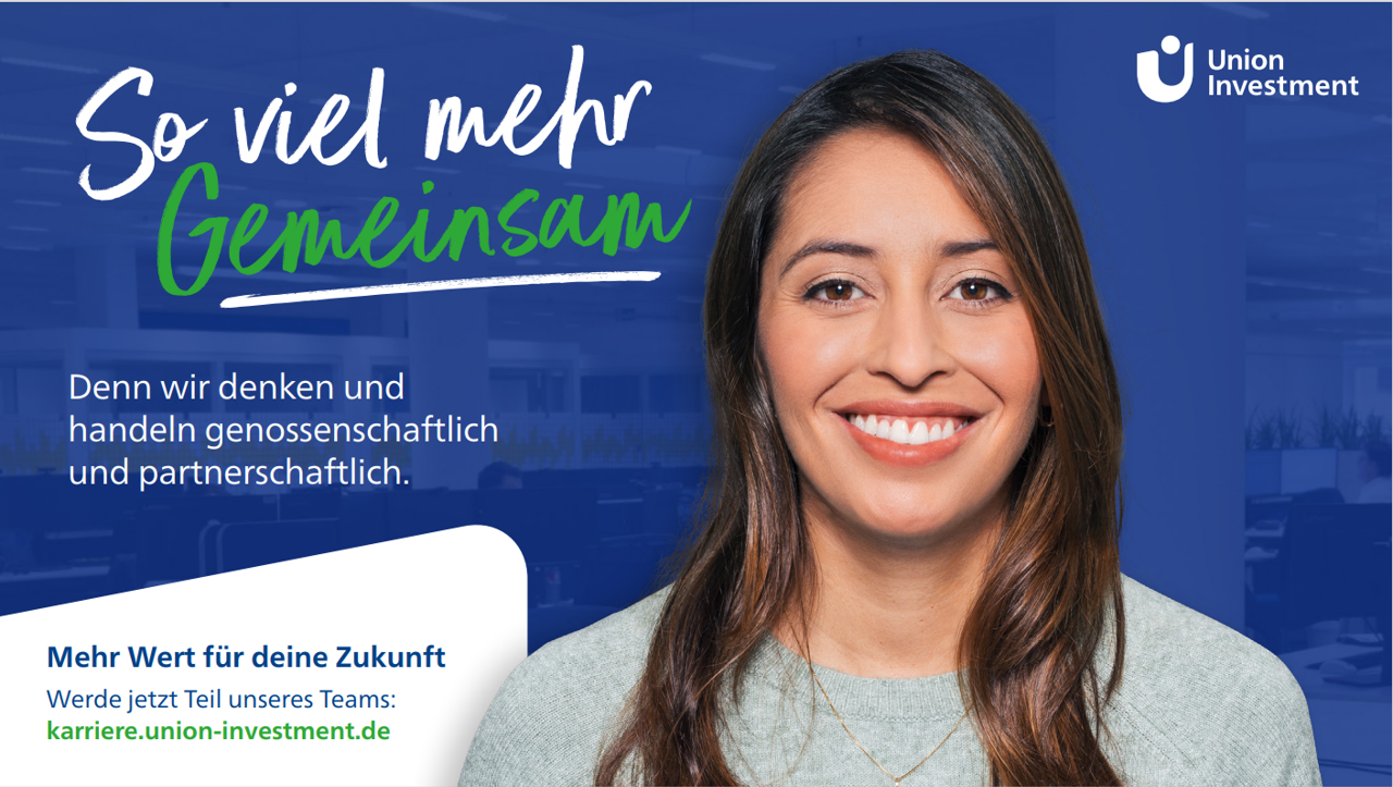 Das Bild zeigt eine Werbung von Union Investment mit dem Slogan "So viel mehr Gemeinsam". Es handelt sich um eine Kampagne, die die Zusammenarbeit und den Teamgeist betont, wie der Text "Wenn wir denken und handeln genossenschaftlich und partnerschaftlich" belegt. Zusätzlich enthält die Werbung einen Aufruf zur Bewerbung mit dem Hinweis „Mehr Wert für deine Zukunft“ und eine Webadresse karriere.union-investment.de.