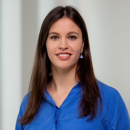 Eine Person, die ein blaues Hemd trägt.